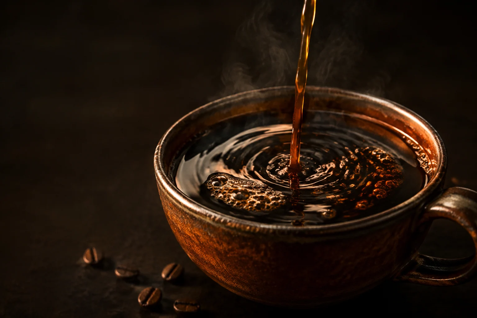Café sendo servido em luz quente — imagem conceitual