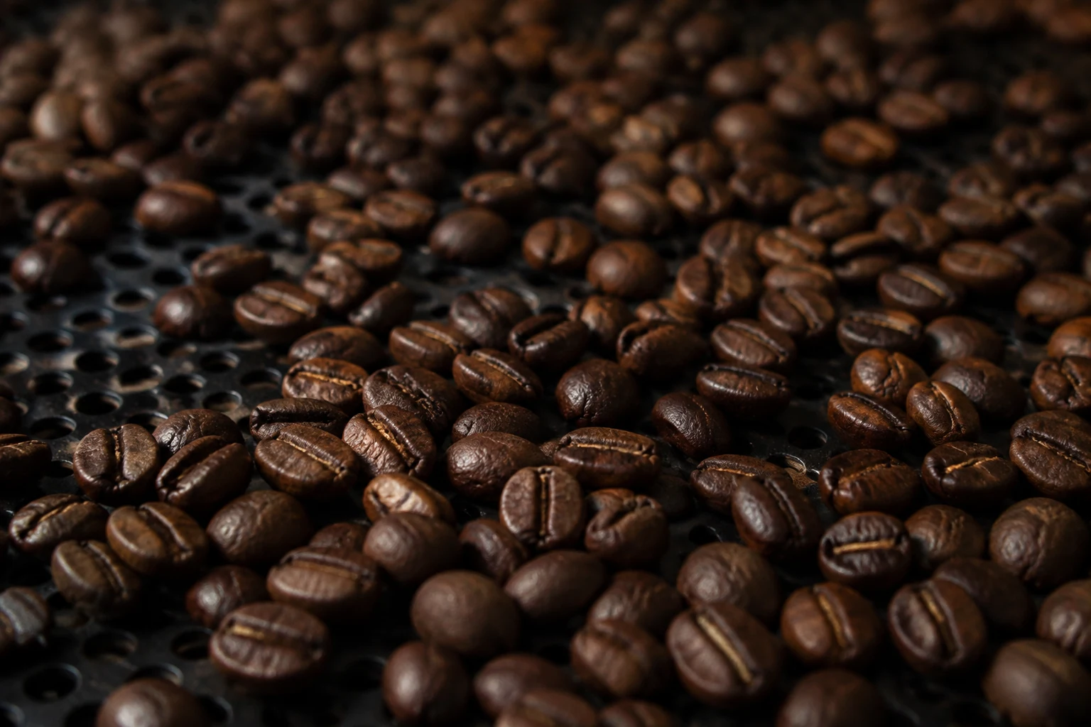 Textura de grãos de café torrados em uma bandeja — imagem conceitual